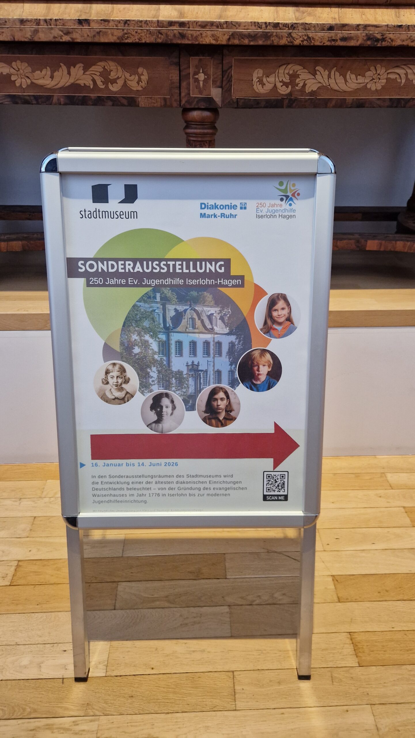 Hinweisschild Ausstellung
