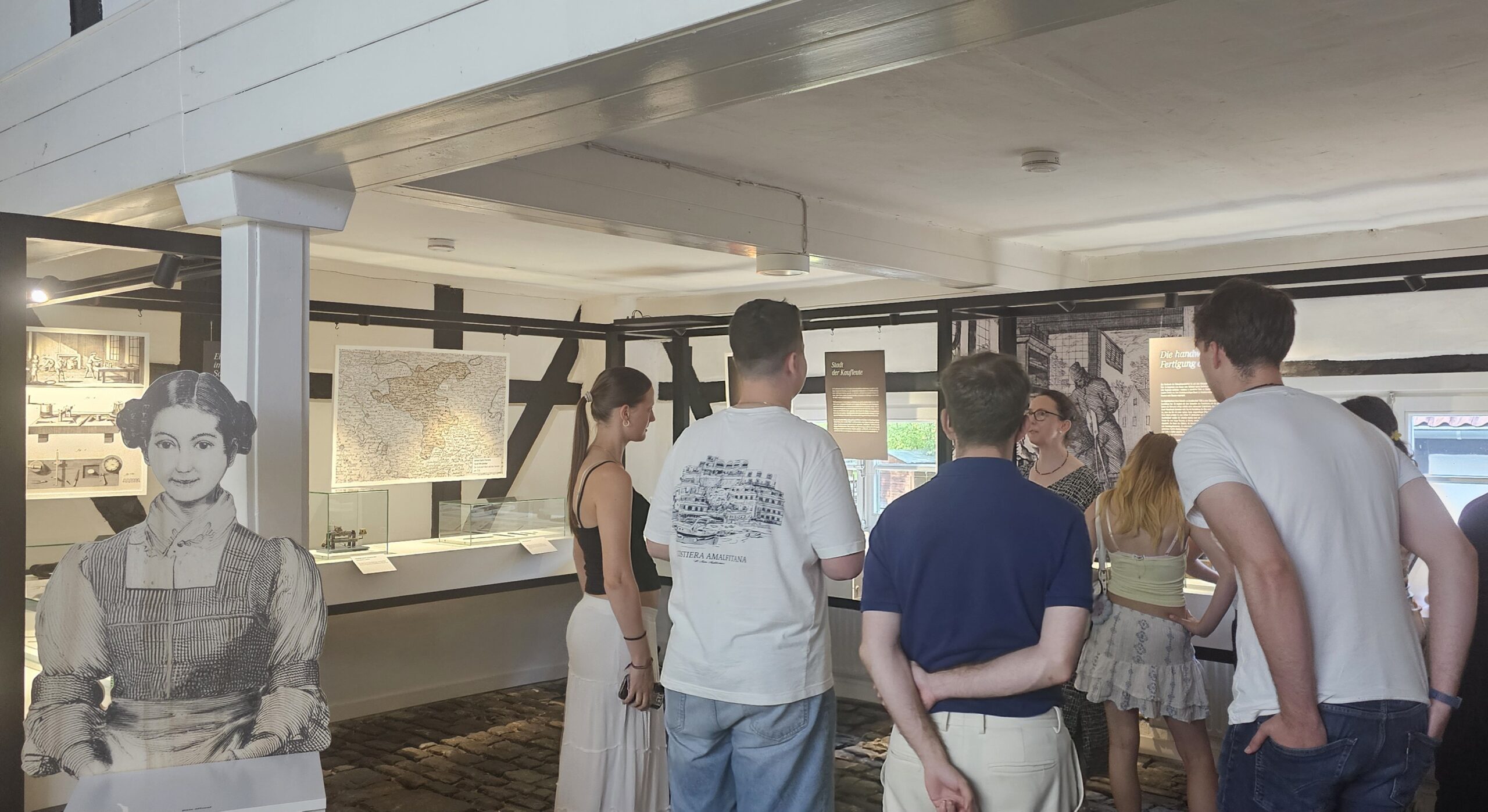 Junge Menschen betrachten Exponate des Nadelmuseums in Iserlohn
